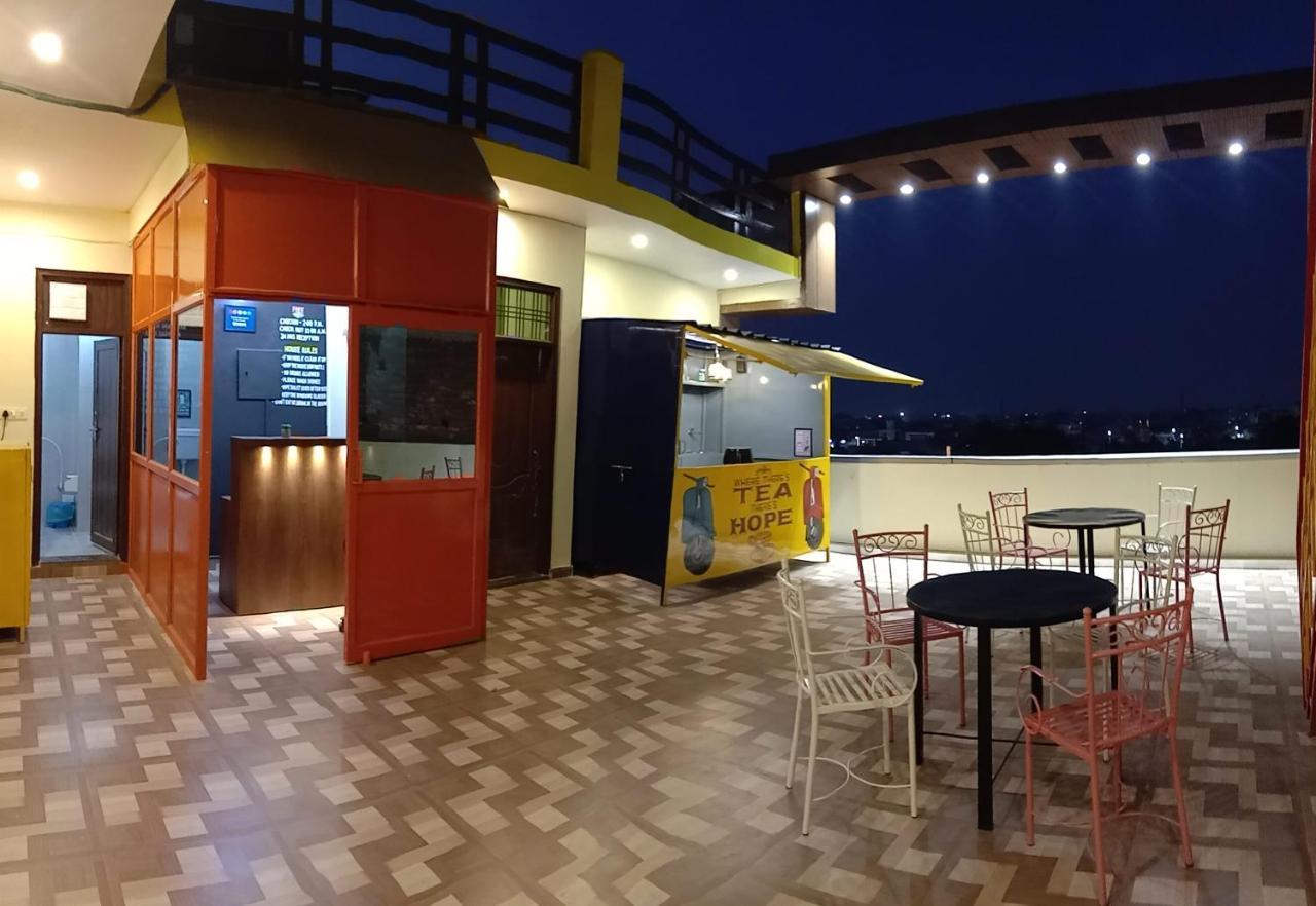 Hashtag Traveler'S Hostel Lucknow Ngoại thất bức ảnh